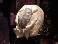 Coiffe de Megeve et cocons de soie