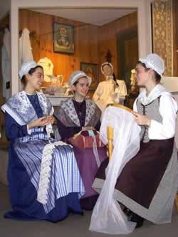 Jeunes filles au travail d' aiguilles et jeune fille en costume savoyard