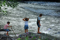 enfants au bord du Giffre