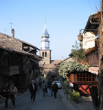 Une ruelle et l'église d'Yvoire