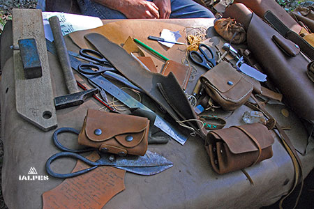 Artisan d'art sur cuir