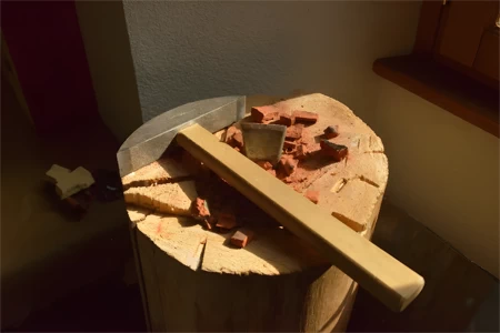 Atelier Mosaïque et Laque, marteline à tesselles