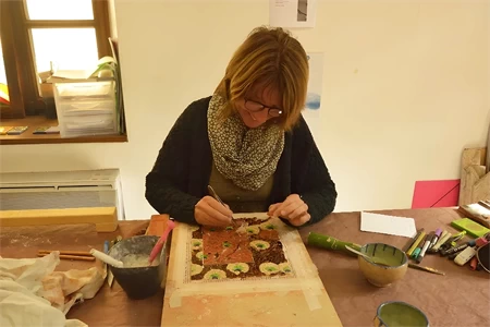 Atelier Mosaïque et Laque, pose de tesselles