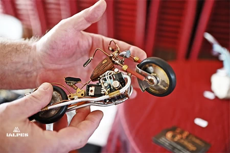 CG Création. Moto créée avec des pièces recyclées