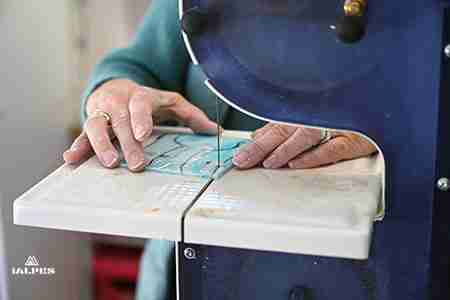 Artisan  vitrailliste, découpe du verre