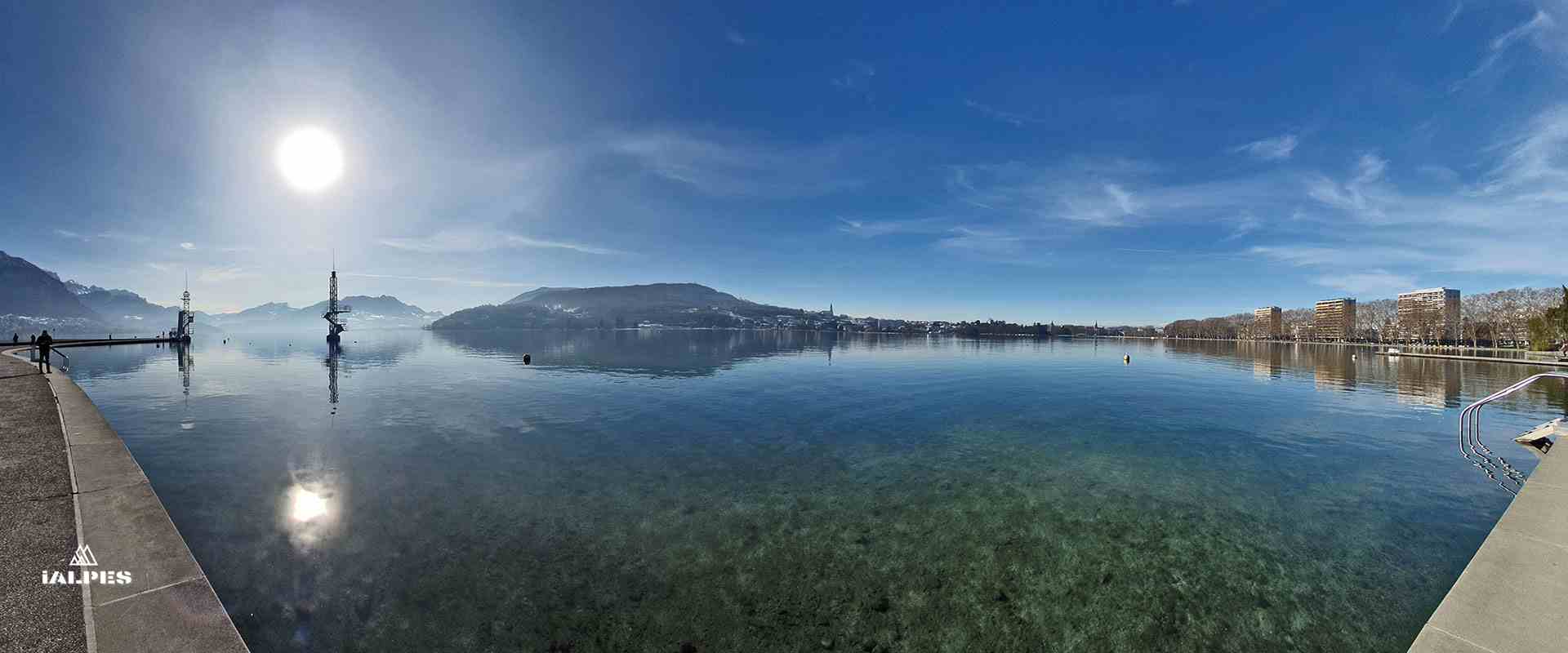 Le lac d'Annecy depuis la plage de l'Impérial Palace