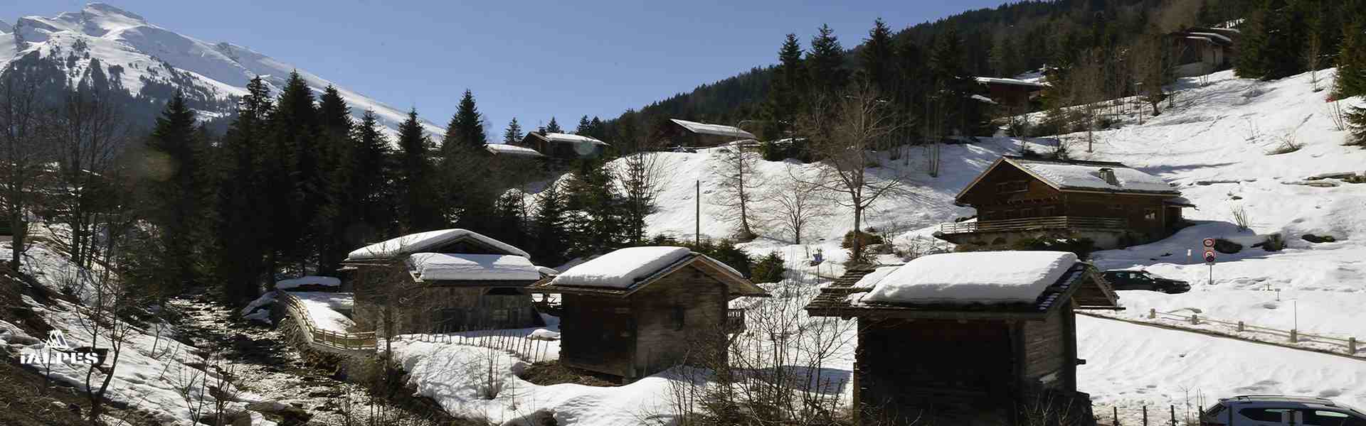 Greniers au bord du torrent Le Nom, La Clusaz