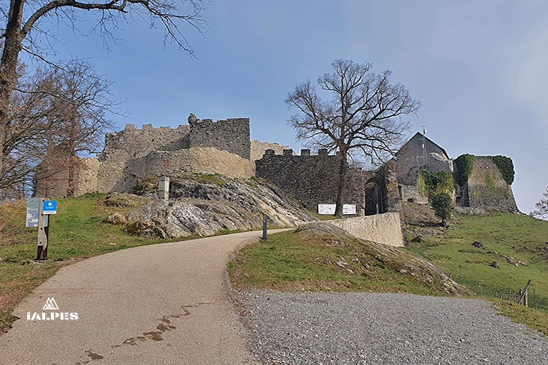 Chemin d'entrée des château d'Allinges, Haute-Savoie