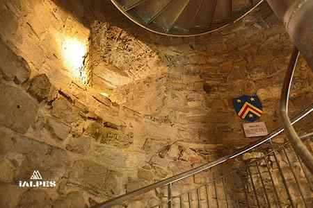 Escalier du donjon du château de Faverges