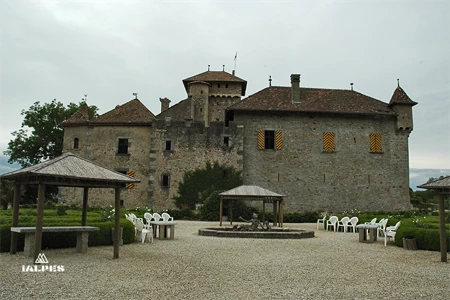 Terrasse du château d'Avully