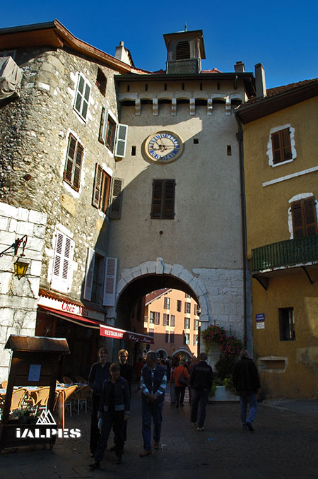 Annecy l'ancienne porte de l'horloge
