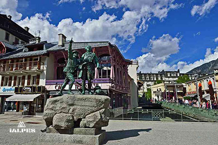 Chamonix, statues de Balmat et Desaussure