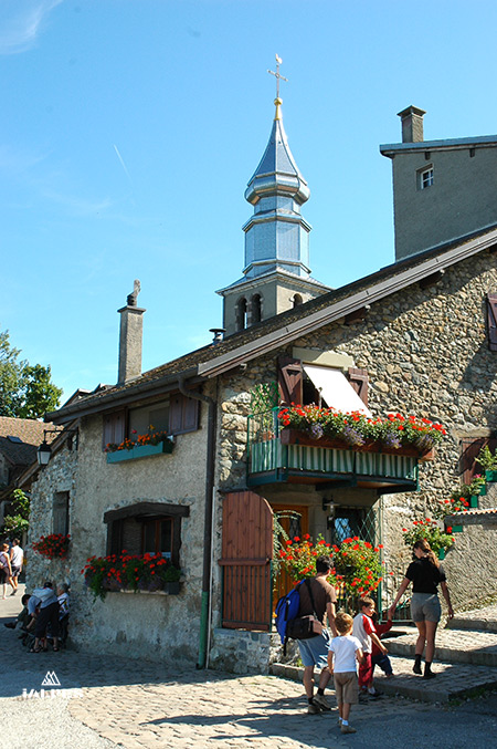 Yvoire, promenade sur le port, Haute-Savoie