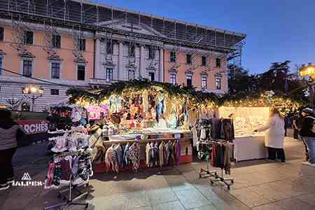 Annecy, marché de Noël place de l'Hôtel-de-Ville.