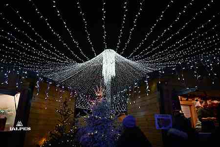 Thonon, marché de Noël sous un chapiteau lumineux.