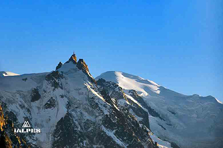 aiguille du midi et le mont-blanc, haute-savoie