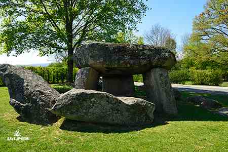 La Pierre aux Fées à Reignier, Haute-Savoie