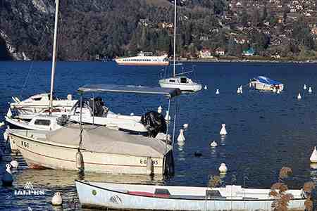 Embarcations sur le lac d'Annecy