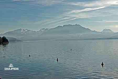 Lac d'Annecy dans la brume