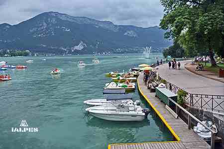 Quai bateau au lac d'Annecy