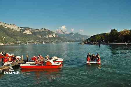 Location pédalo au lac d'Annecy