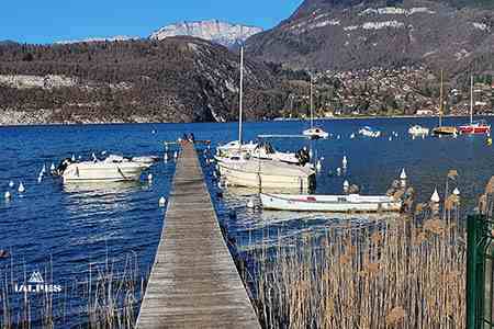 Ponton sur le lac d'Annecy