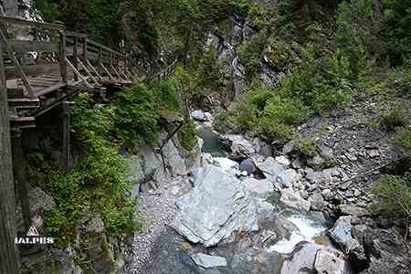 Gorges de la Diosaz, chemin en surplomb