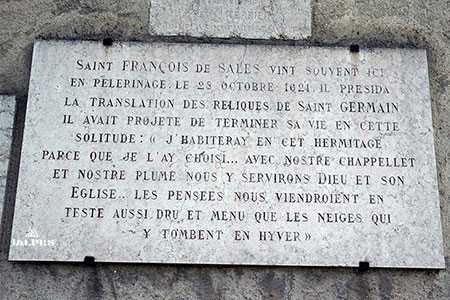 Plaque commémorative pour Saint-François de Sales à l'ermitage de Saint-Germain de Talloires