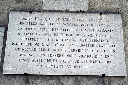 Plaque commémorative pour Saint-François de Sales à l'ermitage de Saint-Germain de Talloires